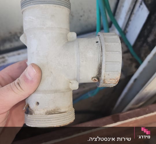 חלק צנרת פלסטיק עם הברגות ביד אדם